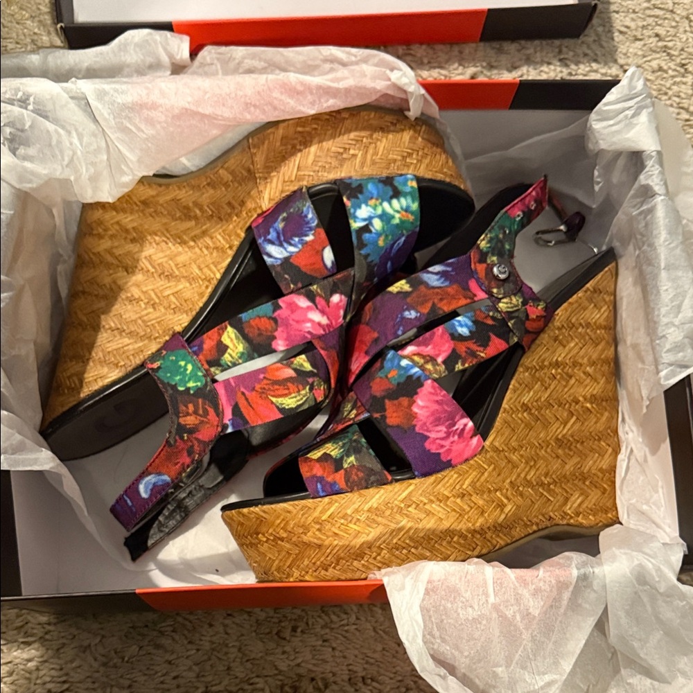 G by Guess Vibrant Floral Wedge Sandals Size 8.5